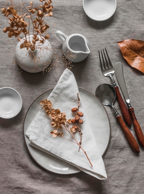 Zestaw talerzy i sztućców